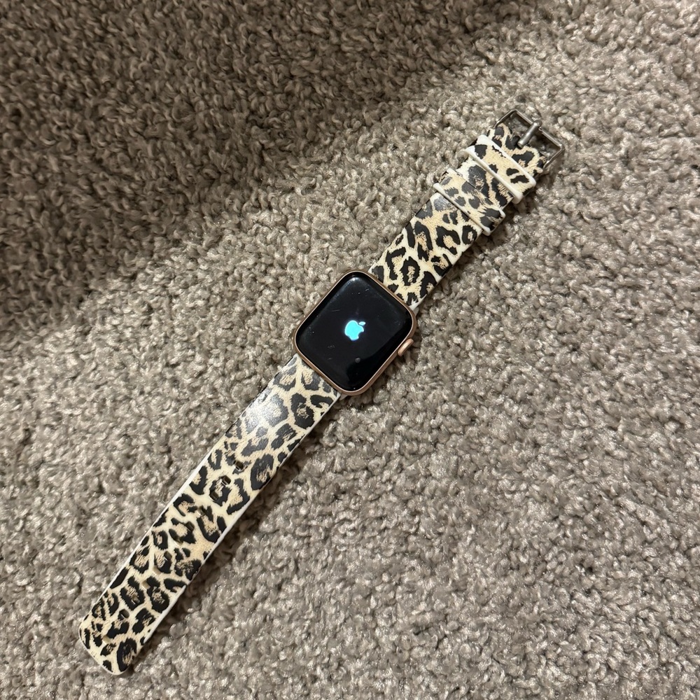 Apple Watch Series 4 (40mm, GPS) – Gold Aluminum, Leopard Watch Babd